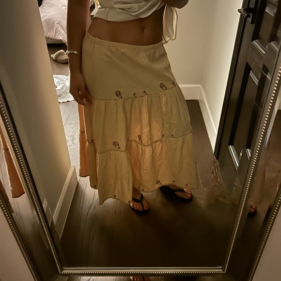 Elegant Cream Skirt with Embroidery - Picture 3 of 3